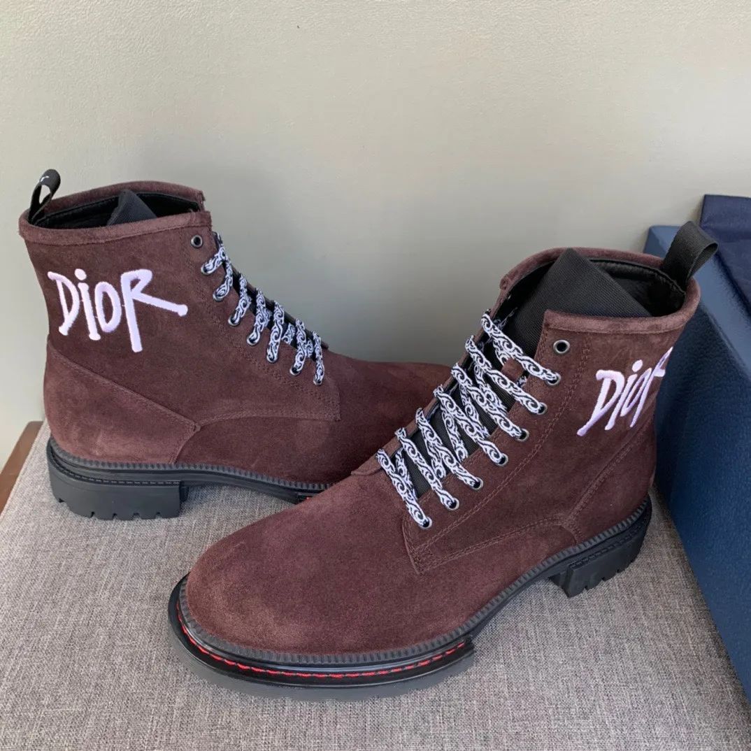[DIOR] Top P: 1000💰 Number of yards: 39~44 (38.45 custom-made, non-refundable) Dior Dior~ Winter series, original 1:1 development Casual men's leather shoes Heavy investment, shoes and boots are made of imported cowhide + imported Dior special fabric Not easy to deform black cowhide lining Dior large hardware inlay Original TPU vacuum outsole, black cowhide Black open edge beads Military green suede Black suede Khaki suede leather is crafted by a large factory, and the perfect product is only prepared for you who know your taste! Any comparisons are welcome.